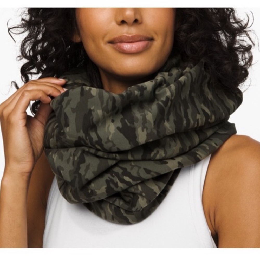 Lululemon vinyasa scarf.  Camo print.  Excellent condition.